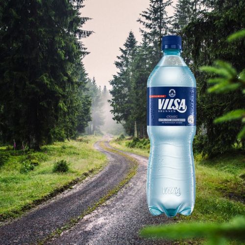 VILSA Mineralwasser classic rPET vor dem Hintergrund eines Waldstraße