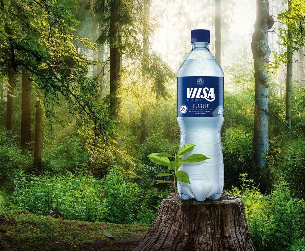VILSA Mineralwasser classic rPET auf einem Baumstumpf in einem Wald