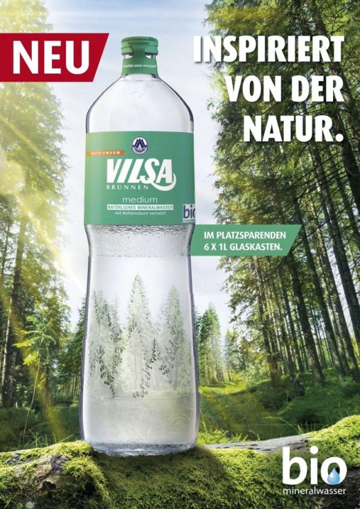 Inspiriert von der Natur: VILSA Genießerflasche medium vor einem Waldhintergrund mit bio Mineralwasser