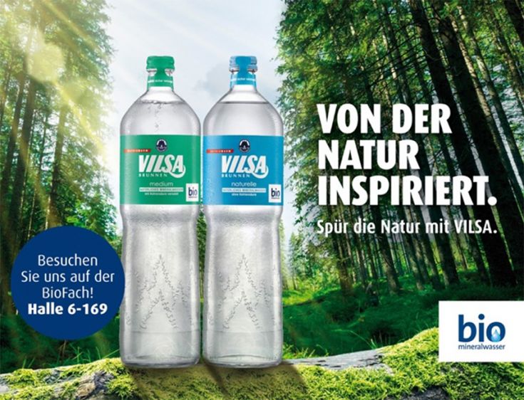 Von der Natur inspiriert: VILSA Genießerflasche Medium, VILSA Genießerflasche Naturelle vor einem Waldhintergrund mit bio Mineralwasser Siegel