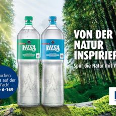 Von der Natur inspiriert: VILSA Genießerflasche Medium, VILSA Genießerflasche Naturelle vor einem Waldhintergrund mit bio Mineralwasser Siegel
