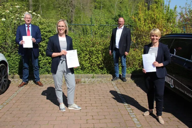 Landrat Cord Bockhop, Nina Schreiber (Personalreferentin bei VILSA), Henning Rodekohr (Vorsitzender der VILSA-Geschäftsführung) und Natascha Rogge (Schulleiterin der Oberschule Bruchhausen-Vilsen)