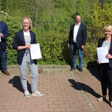 Landrat Cord Bockhop, Nina Schreiber (Personalreferentin bei VILSA), Henning Rodekohr (Vorsitzender der VILSA-Geschäftsführung) und Natascha Rogge (Schulleiterin der Oberschule Bruchhausen-Vilsen)