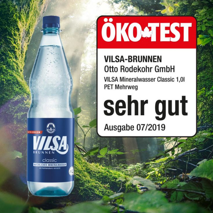 VILSA Mineralwasser classic PET vor einem Waldhintergrund mit dem Öko-Test Siegel