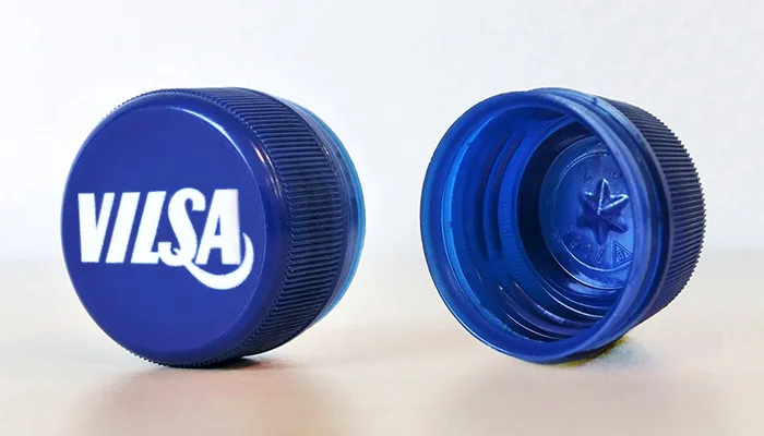 VILSA Mineralwasser Deckel: Zwei blaue VILSA-Flaschenverschlüsse zeigen die Ober- und Unterseite eines einteiligen Deckels.