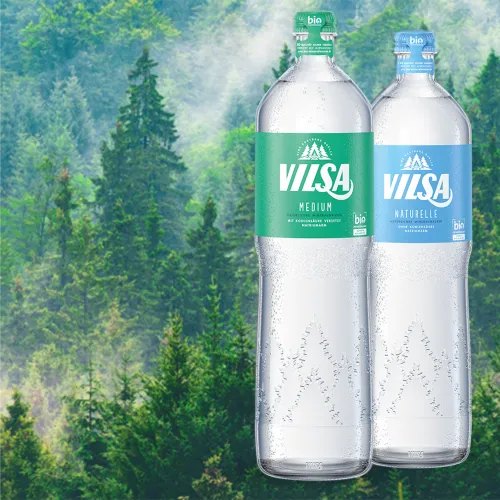 Zwei VILSA Genießerflaschen medium und naturelle vor einem Waldhintergrund.