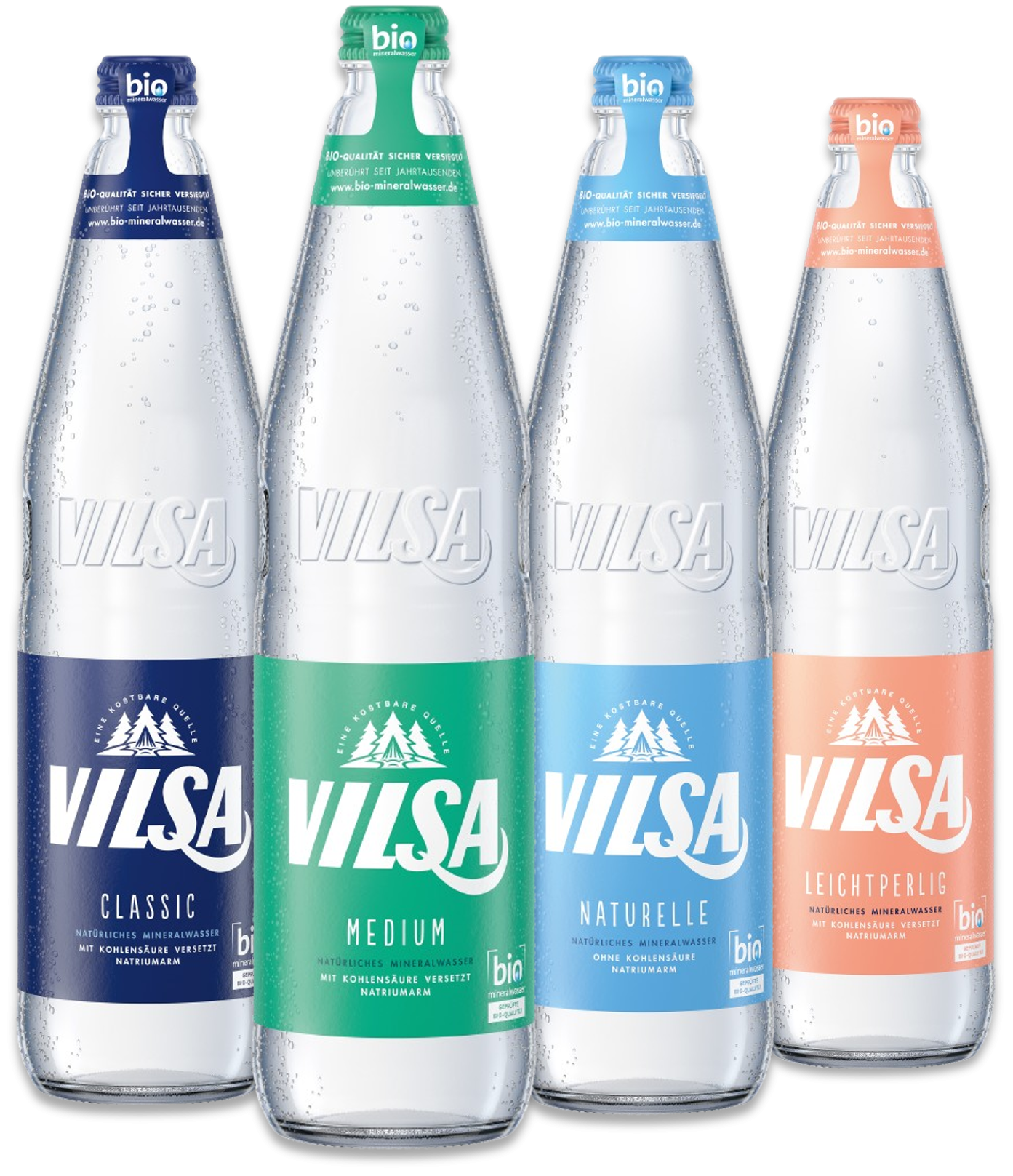 Das Motiv zeigt die Produktrange von VILSA Bio-Mineralwasser in der Glasflasche. Von links nach rechts: Bio-Mineralwasser classic, Bio-Mineralwasser medium, Bio-Mineralwasser naturelle und Bio-Mineralwasser leichtperlig. Der Hintergrund ist transparent.
