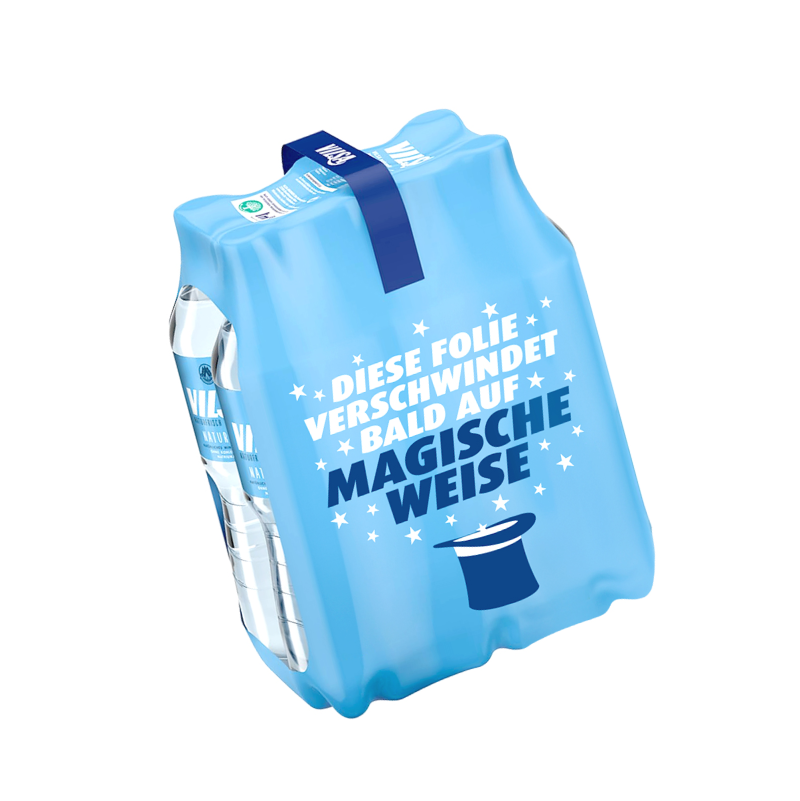 VILSA Bio-Mineralwasser naturelle im herkömmlichen Six-Pack, eingeschweißt in hellblaue Schrumpffolie. Auf der Folie steht in weißen Buchstaben: ‚Diese Folie verschwindet bald auf magische Weise‘. Darunter ist ein blauer Zaubererzylinder mit weißen Sternen abgebildet.