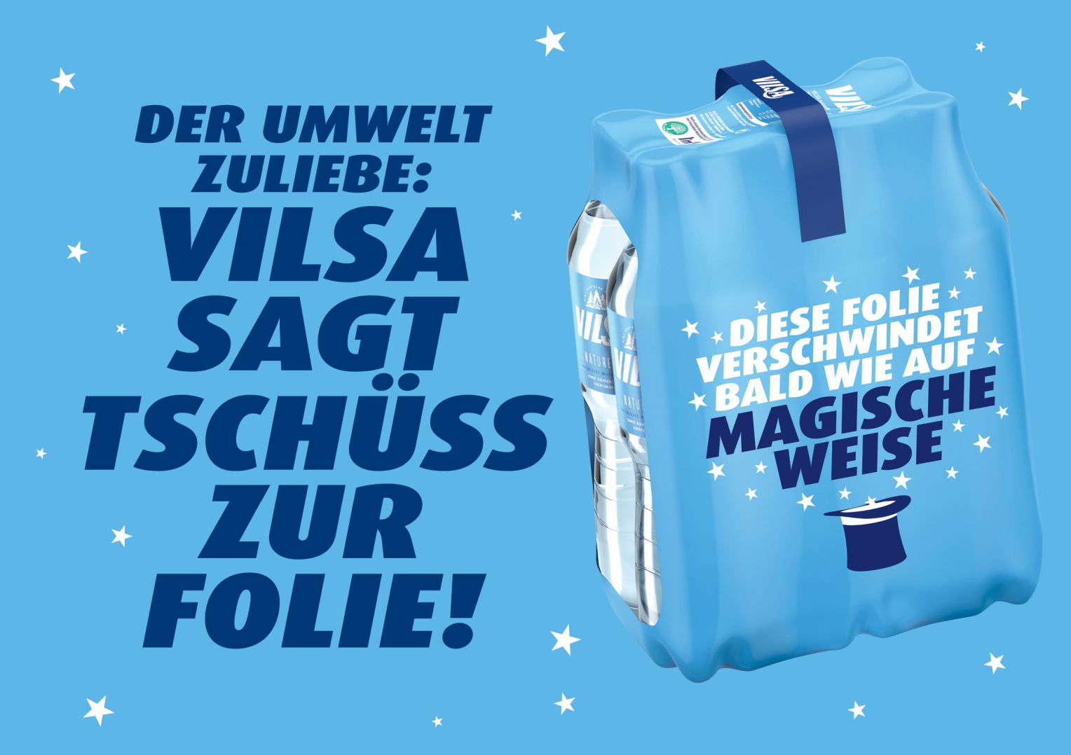 Ein Werbeplakat auf hellblauem Hintergrund zeigt ein Sechserpack Wasserflaschen der Marke "VILSA", das in eine blaue Kunststofffolie verpackt ist. Auf der linken Seite steht in großer, dunkelblauer Schrift: „Der Umwelt zuliebe: VILSA sagt Tschüss zur Folie!“ Auf der Verpackung rechts steht: „Diese Folie verschwindet bald wie auf magische Weise“, darunter ein Zauberhut, umgeben von kleinen weißen Sternen.