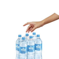 Eine Hand greift nach einem Sixpack VILSA Naturelle Wasserflaschen, das ohne Schrumpffolie auskommt. Die Flaschen sind mit einem Tragegriff aus Pappe verbunden. Der Hintergrund ist freigestellt (schwarz). Die Szene zeigt die einfache Handhabung des nachhaltigen NIX-PACKs.
