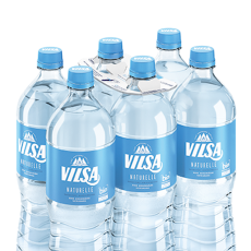 Sechs VILSA Naturelle Wasserflaschen in einem Sixpack, ohne klassische Schrumpffolie verpackt. Die Flaschen sind stattdessen mit einem umweltfreundlichen Tragegriff aus Pappe und Klebepunkten verbunden. Die Etiketten der Flaschen sind hellblau mit weißem VILSA-Logo. Die Flaschen stehen auf einer spiegelnden Oberfläche, vor weißem Hintergrund.
