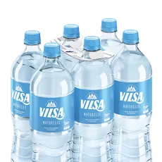 Sechs VILSA Naturelle Wasserflaschen in einem Sixpack, ohne klassische Schrumpffolie verpackt. Die Flaschen sind stattdessen mit einem umweltfreundlichen Tragegriff aus Pappe und Klebepunkten verbunden. Die Etiketten der Flaschen sind hellblau mit weißem VILSA-Logo. Die Flaschen stehen auf einer spiegelnden Oberfläche, vor weißem Hintergrund.