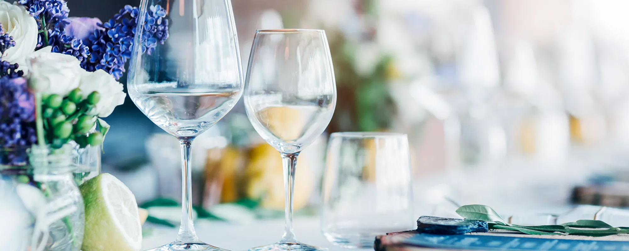 Gedeckter Tisch mit VILSA Mineralwasser
