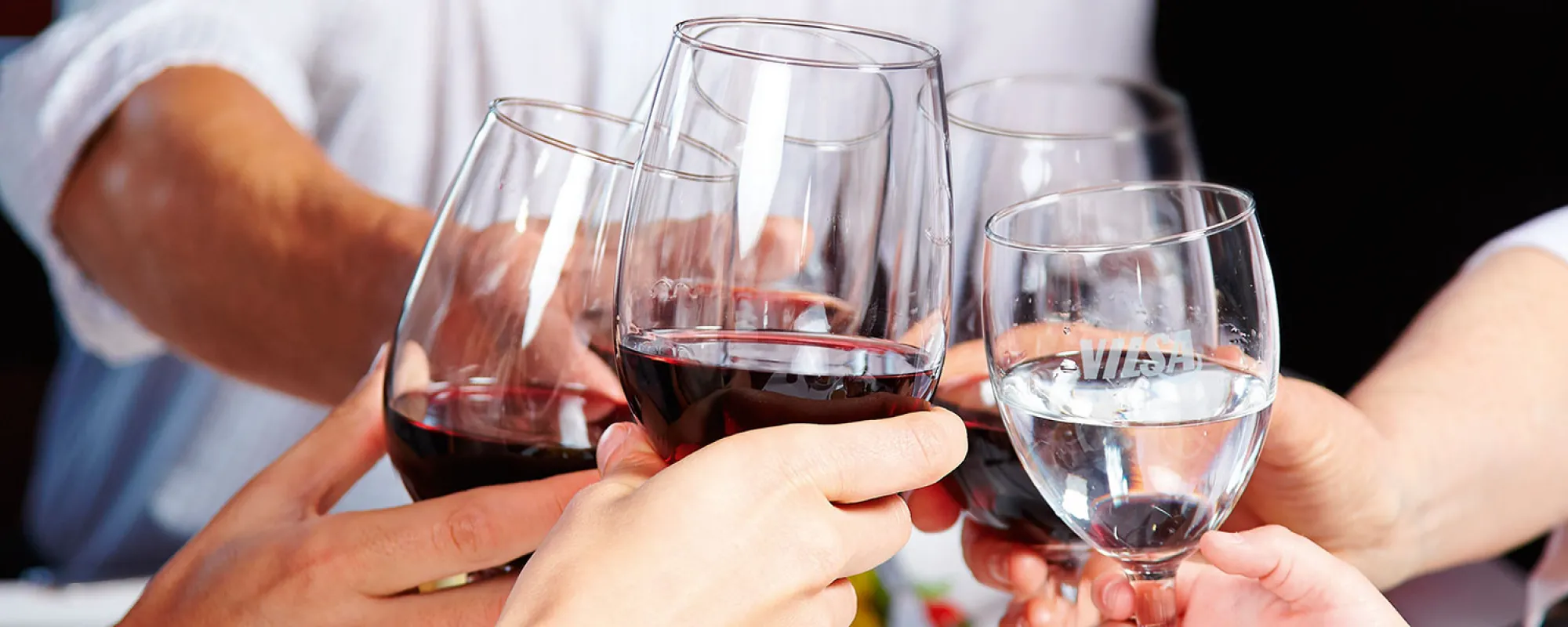 Mit VILSA Mineralwasser und Rotwein anstoßen