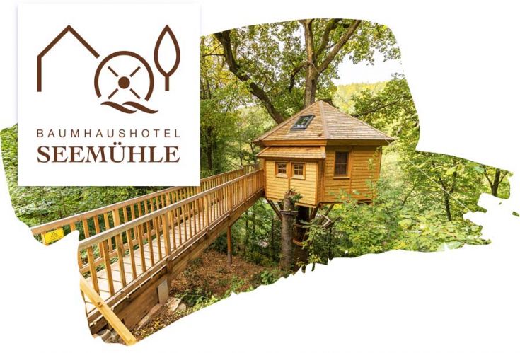 Baumhaushotel im Wald mit Baumhaushotel Seemühle Logo