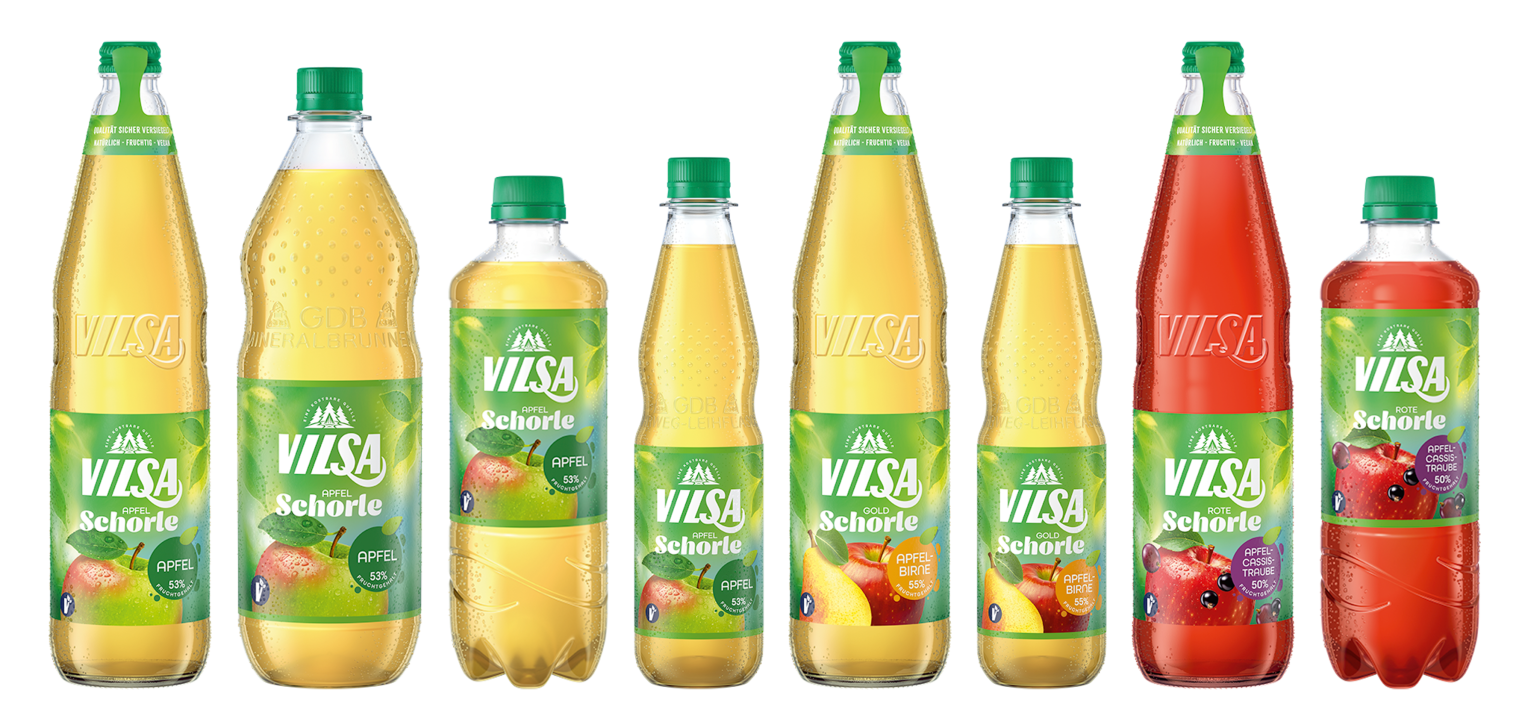 Alle Gebindegrößen des VILSA Schorlen Sortiments stehen nebeneinander.