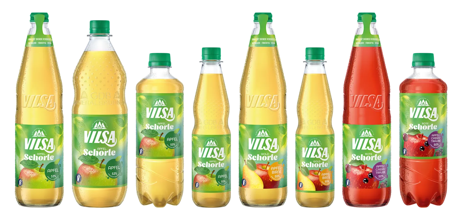Alle Gebindegrößen des VILSA Schorlen Sortiments stehen nebeneinander.