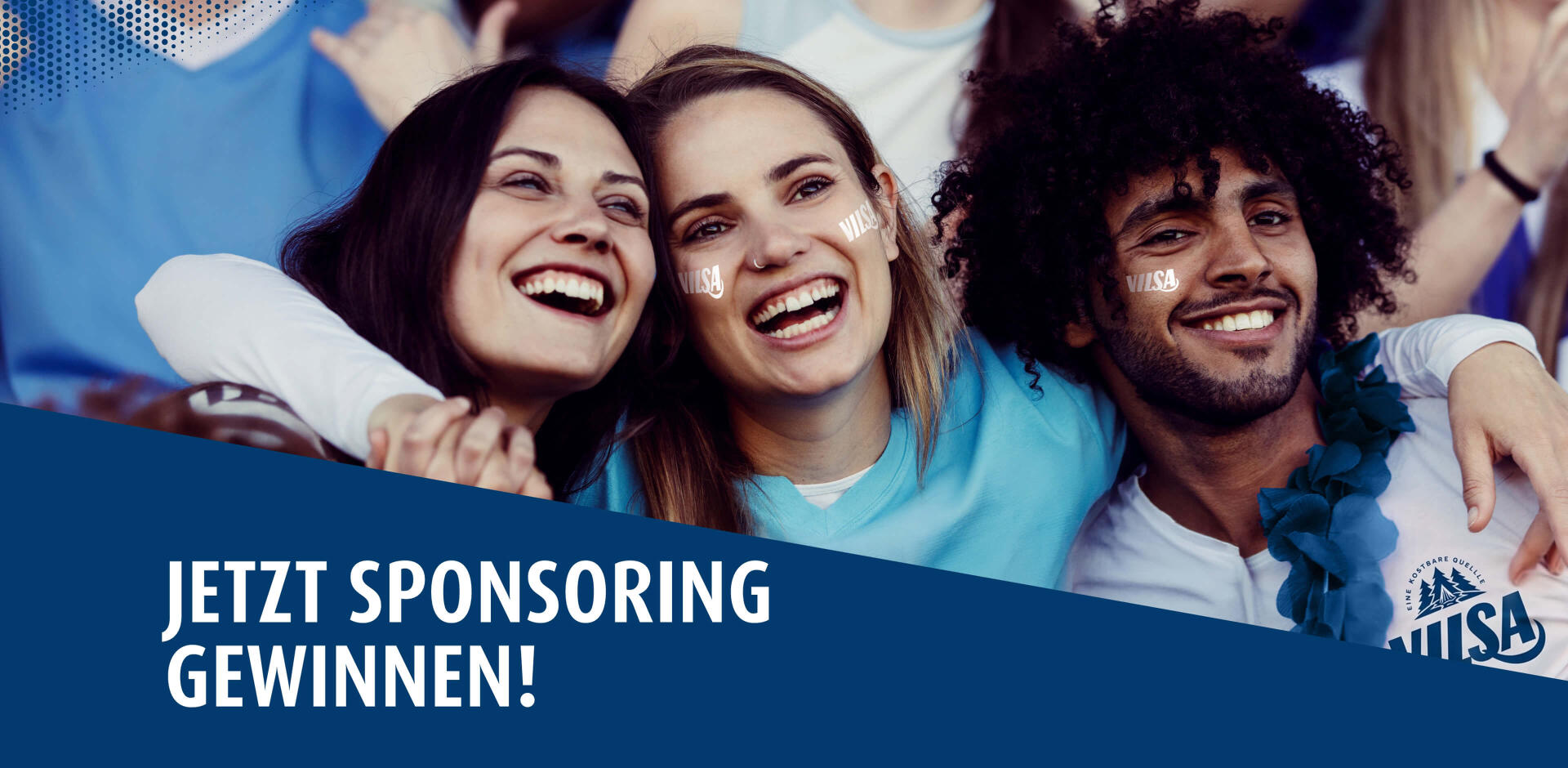 Drei lachende Fans in hellblau-weißer Kleidung stehen eng beieinander im Stadion. Auf zwei Gesichtern und einem T-Shirt ist das VIISA-Logo zu sehen. Im unteren Bildbereich steht auf dunkelblauem Hintergrund der Text „Jetzt Sponsoring gewinnen!