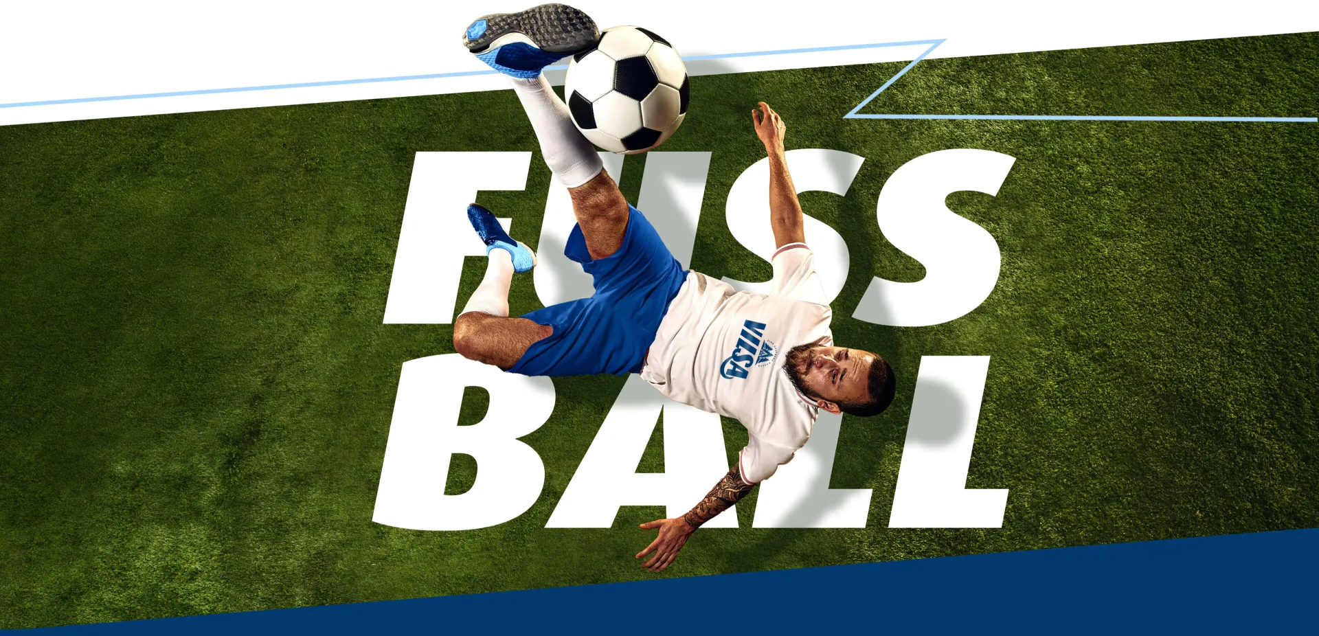 Fußballspieler in weiß-blauem Trikot führt auf einem grünen Kunstrasenfeld einen Fallrückzieher aus; neben ihm schwebt der Ball, darunter steht groß „Fuss Ball“.