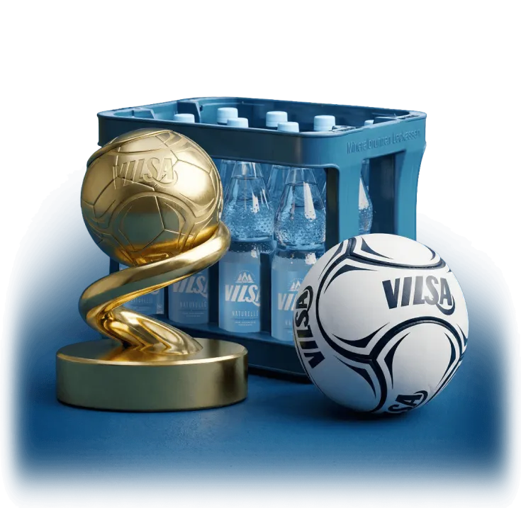 VILSA-Mineralwasserkiste mit Glasflaschen, davor ein goldener Fußballpokal und ein weißer VILSA-Fußball auf blauem Untergrund.