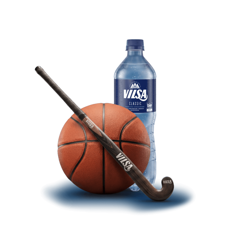 VILSA-Mineralwasserflasche Classic PET 1Liter mit Basketball und Hockeyschläger auf blauem Untergrund vor transparentem Hintergrund.