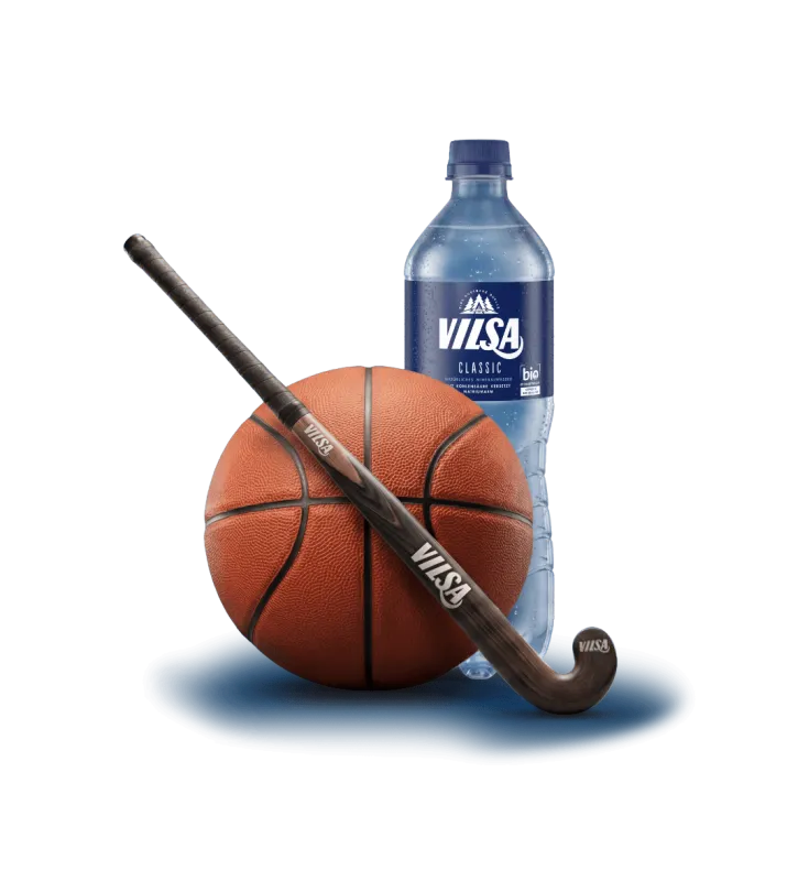 VILSA-Mineralwasserflasche Classic PET 1Liter mit Basketball und Hockeyschläger auf blauem Untergrund vor transparentem Hintergrund.