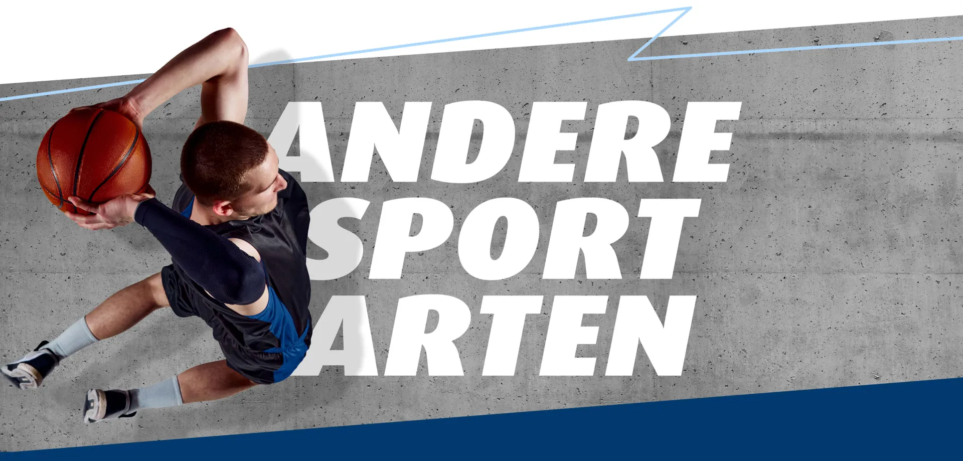 Basketballspieler beim Sprungwurf vor grauem Hintergrund mit großer weißer Aufschrift „ANDERE SPORT ARTEN“ und blauer grafischer Akzentfläche.