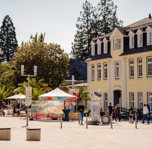 Besucherinnen und Besucher auf der Promenade vor Haus Kassel bei einer Veranstaltung zur Landesgartenschau.