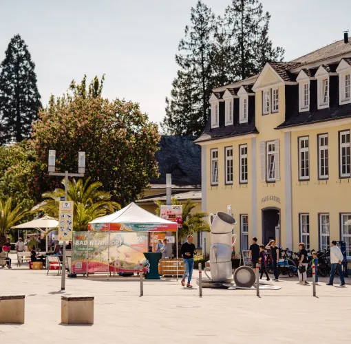 Besucherinnen und Besucher auf der Promenade vor Haus Kassel bei einer Veranstaltung zur Landesgartenschau.