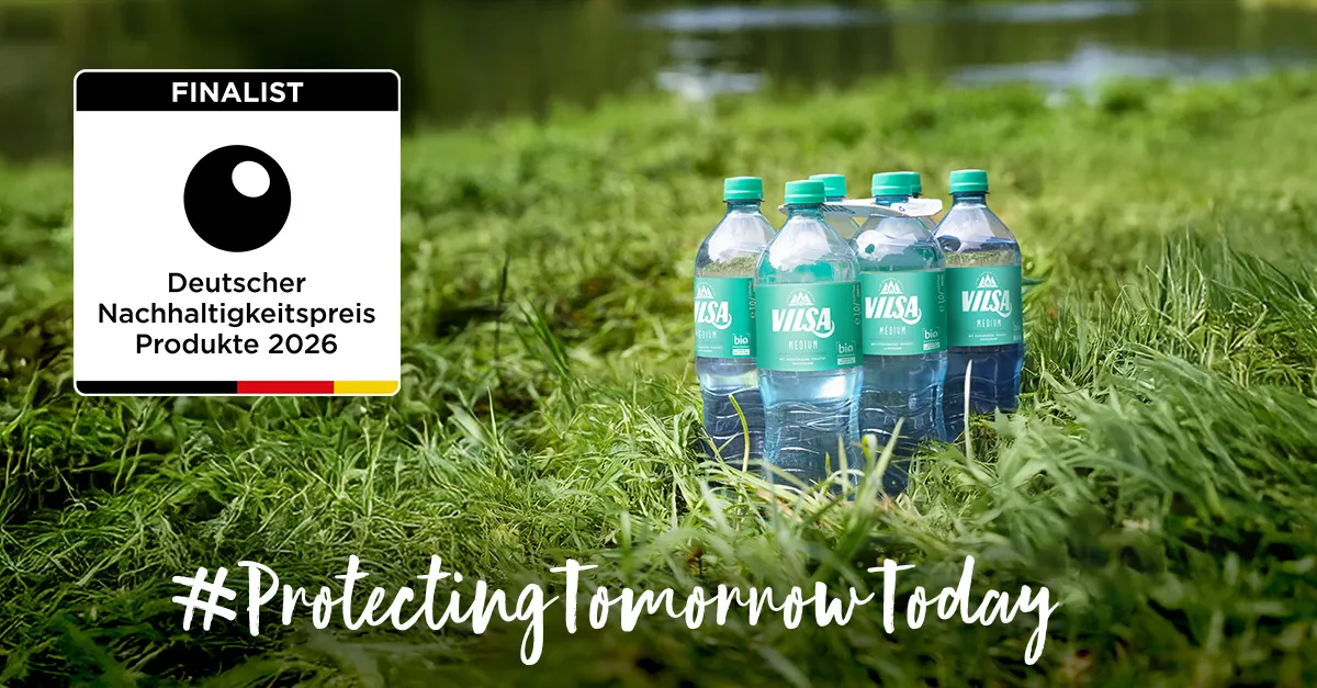 VILSA NIX-PACK medium mit sechs 0,75-l-Flaschen in einer grünen Wiese neben dem Siegel „Finalist Deutscher Nachhaltigkeitspreis Produkte 2026“ und dem Schriftzug „#ProtectingTomorrowToday“.