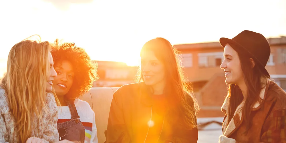 vier junge Frauen unterhalten sich