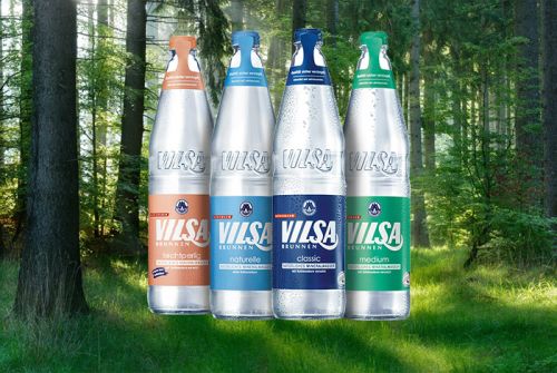VILSA Mineralwasser leichtperlig, naturelle, classic, medium Glas 0,7l vor Waldhintergrund