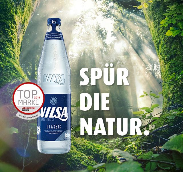 Spür die Natur: VILSA Mineralwasser classic Glas 0,7l mit Siegel der Lebensmittelzeitung Top Marke 2019 vor Waldhintergrund