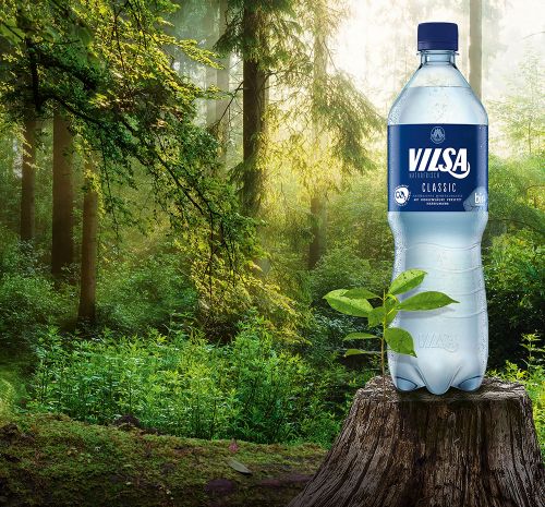 VILSA Mineralwasser classic rPET 1,0l auf einem Baumstumpf in der Natur