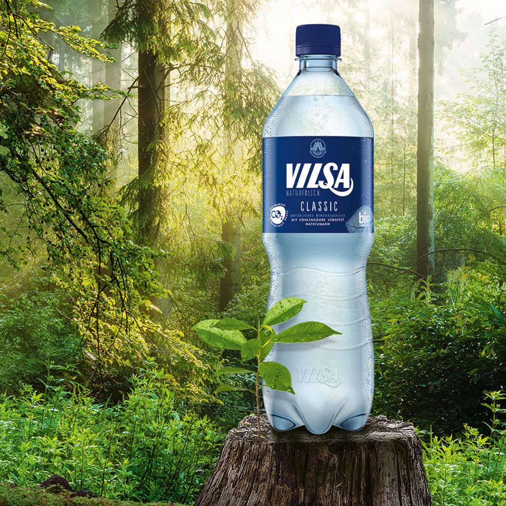 VILSA Mineralwasser classic rPET 1,0l auf einem Baumstumpf in der Natur