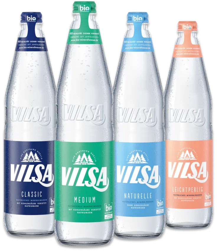 Vier VILSA Mineralwasser Glas-Flaschen in verschiedenen Sorten stehen nebeneinander.