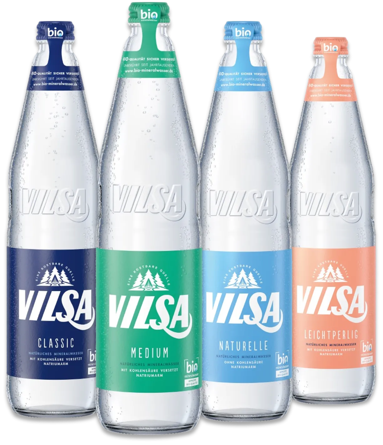 Vier VILSA Mineralwasser Glas-Flaschen in verschiedenen Sorten stehen nebeneinander.