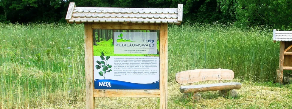 Hinweis-Schild im Wald über den VILSA Jubiläumswald