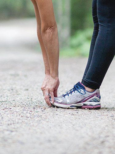 vilsa-h2obst-joggen-frau-hero-mobile Mensch fässt sich im Stehen an die Fußspitzen