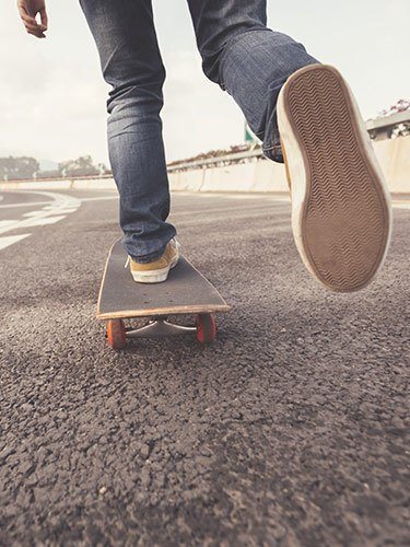 vilsa-h2obst-skateboard-hero-mobile Mensch fährt auf einem Skateboard auf einer Straße