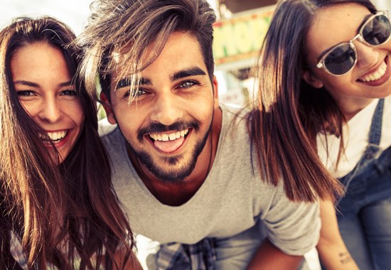 vilsa-spritzer-cherry-drei-junge-menschen-bild1