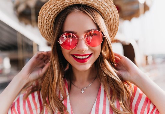 vilsa-spritzer-cherry-junge-frau-rote-lippen-bild2