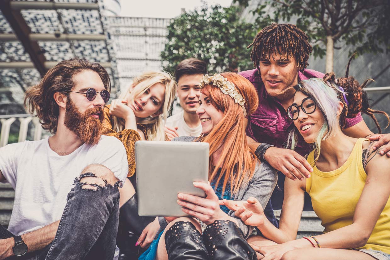 vilsa-spritzer-gruppe-junge-menschen-header-tablet