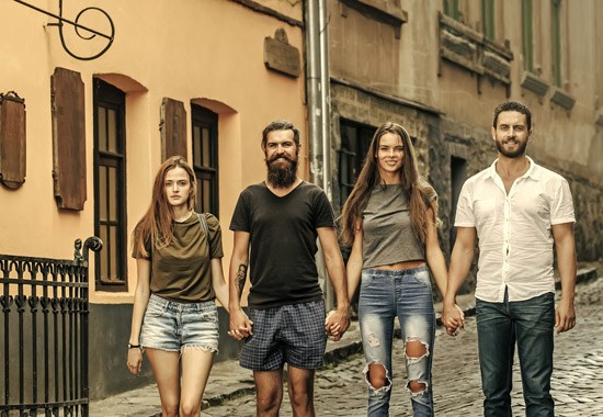vilsa-spritzer-peach-junge-menschen-hand-in-hand-bild1
